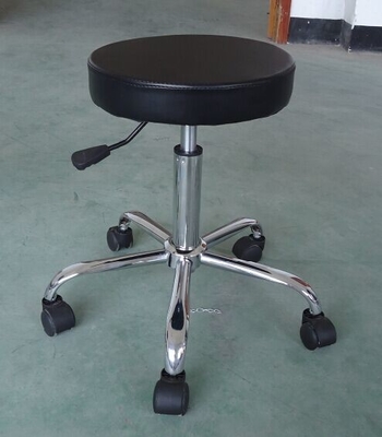Powierzchnia ze skóry PU Bezpieczne krzesła / Ergonomiczne taborety laboratoryjne Dostępna podpórka na stopy