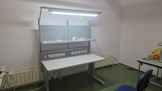 Niestandardowy stolik ESD dla techników elektrycznych i elektronicznych.