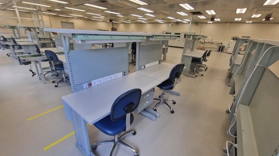 Niestandardowy stolik ESD dla techników elektrycznych i elektronicznych.