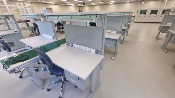 Niestandardowy stolik ESD dla techników elektrycznych i elektronicznych.