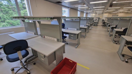 Niestandardowy stolik ESD dla techników elektrycznych i elektronicznych.